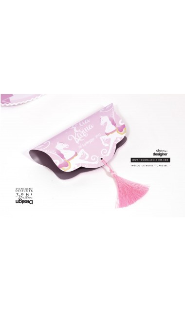 Trusou de botez elegant, brodat cu un carusel roz, Povestea Carusel 6